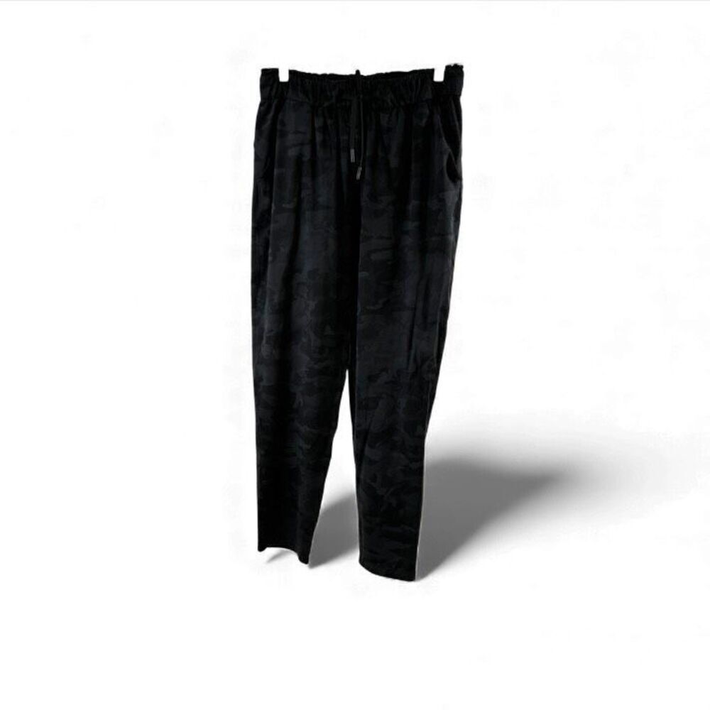 Lululemon On The Fly Pants in Dark Camo Size 8
